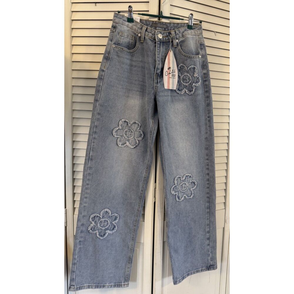 Cali1850 Women's Daisy Embroidered Light Blue Jeans Size 5/27 NWT